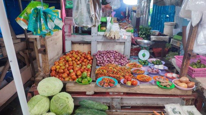Kios bahan pokok di Pasar Tuminting, Manado, Sulawesi Utara, Rabu (19/6/2024).