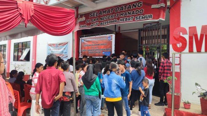 Daftar ulang calon peserta didik baru di SMAN 3 Manado, Sulawesi Utara, Senin (24/6/2024).