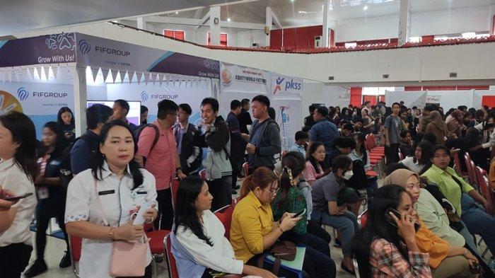 Ratusan fresh graduate serbu Unsrat Job Fair 2023 di Auditorium Unsrat, Manado, Sulawesi Utara, Rabu (18/10/2023).