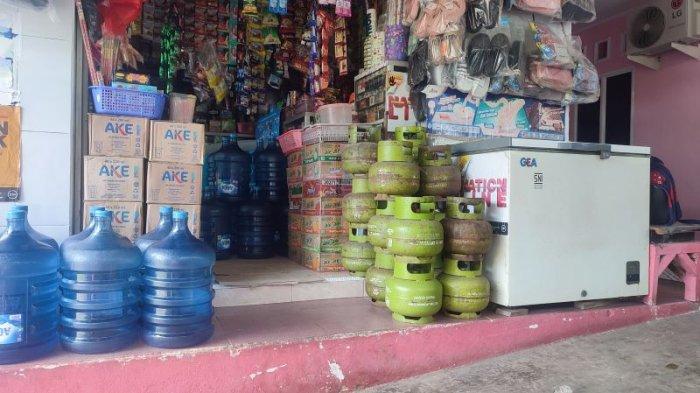 Gas elpiji 3 kg yang dijual di warung kelontong di Manado, Sulawesi Utara, Selasa (10/12/2024).