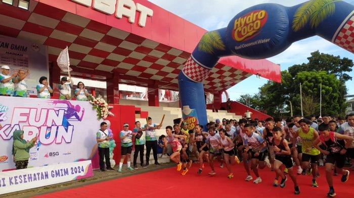 Ratusan pelari ambil bagian Fun Run 5K dalam rangka menyambut Hari Kesehatan GMIM di GOR RW Mongisidi Manado, Sulawesi Utara, Sabtu (3/8/2024).