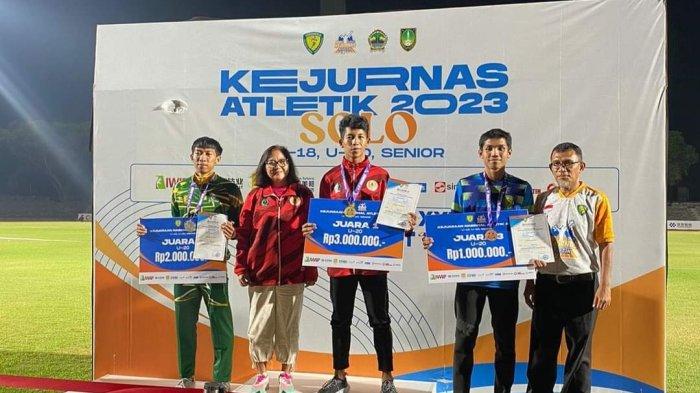 Atlet putra Sterimon Mandagi meraih medali emas nomor 100 meter U-20 putra Kejurnas Atletik Solo.