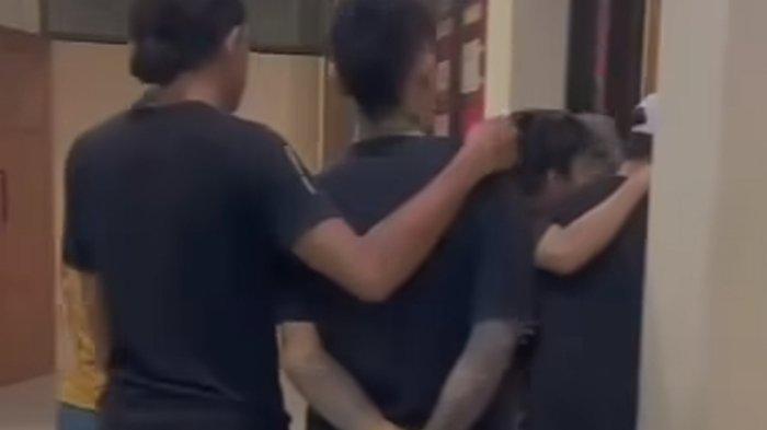 Pelaku pembunuhan saat dibawa ke Polres Mitra, Sulawesi Utara, Sabtu (20/4/2024) malam.