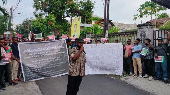 Demo yang dilakukan mahasiswa Tolikara di Kota Manado, Sulawesi Utara, Senin (30/10/2023).