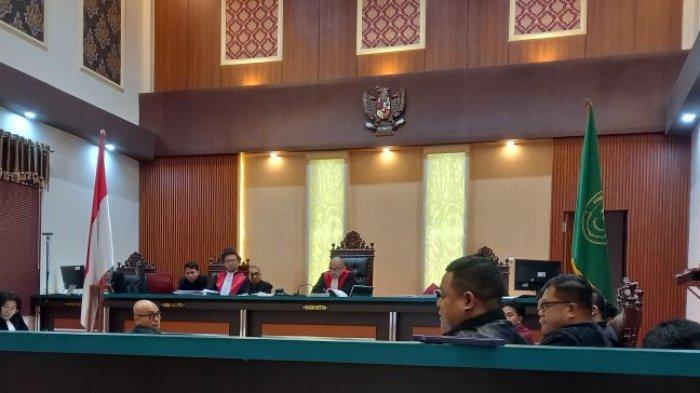 Ketua KPU Minahasa Utara, Hendra Lumanauw, saat menjadi saksi di sidang pergeseran suara Pemilu 2024 di PN Airmadidi, Minut, Sulawesi Utara, Rabu (15/5/2024).