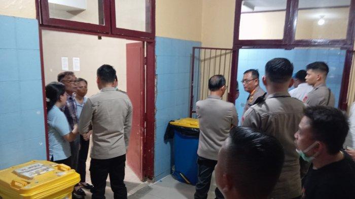 KORBAN PENEMBAKAN - Suasana di area kamar mayat RSUP Prof Kandou Malalayang, Kota Manado, Sulawesi Utara, Senin (10/3/2025). Keluarga masih menunggu autopsi jenazah korban penembakan di tambang emas tanpa izin di Ratatotok, Mitra.