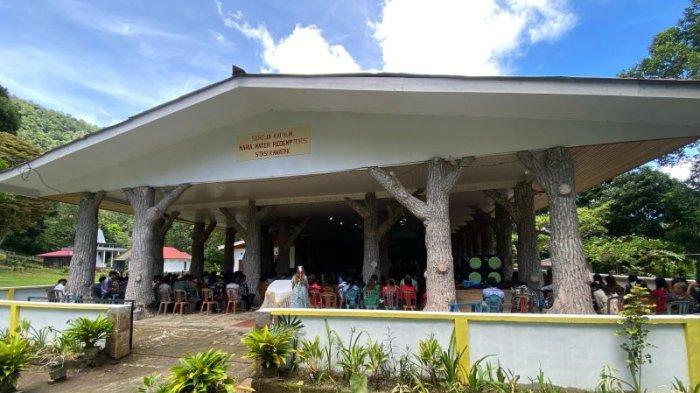 MISA PASKAH - Umat mengikuti misa Paskah di Gereja Katolik Maria Mater Redemptoris Kawatak, Langowan Selatan, Minahasa, Sulawesi Utara, Minggu (20/4/2025). Misa dipimpin oleh Pastor Dellis Cornelis Umbas Pr.