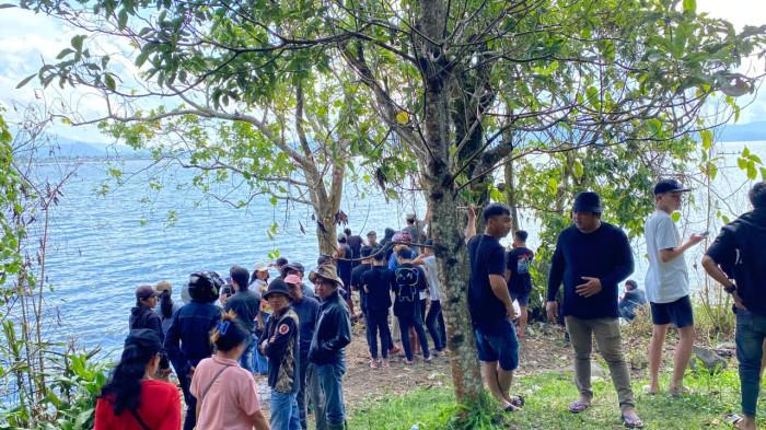PENCARIAN KORBAN - Warga menyaksikan korban tenggelam di Danau Tondano, Kecamatan Kakas, Minahasa, Sulawesi Utara, Selasa (22/7/2025). Korban tenggelam usai perahu yang ditumpangi terbalik.