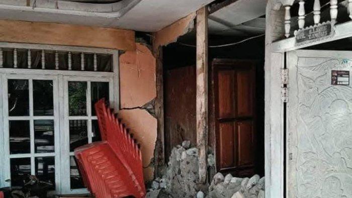 RUMAH RUSAK - Rumah milik warga Desa Jiko Belanga, Kecamatan Nuangan, Kabupaten Boltim, Sulawesi Utara, rusak akibat gempa 6,0 Magnitudo, Rabu (26/2/2025). Polisi menyebut sejauh ini ada dua rumah warga yang rusak.