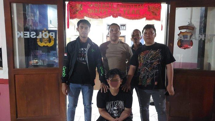 PELAKU PEMBUNUHAN - Riski Solang warga Minahasa Selatan ditangkap Polsek Tikala, Manado, Sulawesi Utara, Jumat (7/2/2025). Riski diduga menjadi pembunuhan tukang ojek di Minsel.