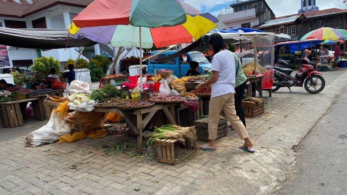 Pasar Lama Langowan, Minahasa, Sulawesi Utara, Minggu (9/6/2024).