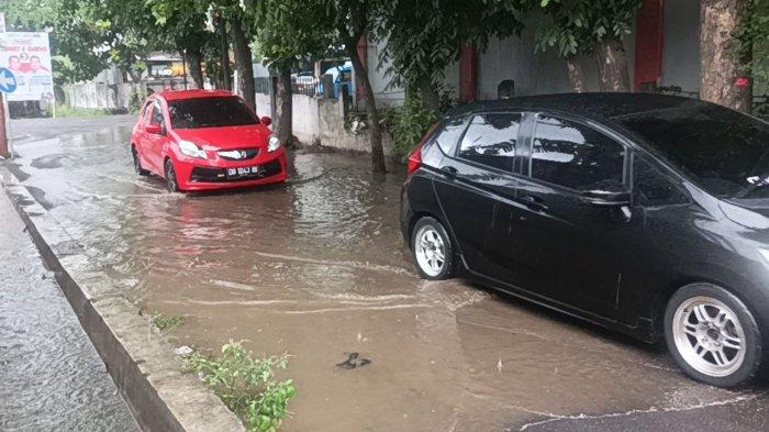 Genangan air di sekitar Pangkalan Jasmigo, Kelurahan Wangurer Timur, Kecamatan Madidir, Bitung, Sulawesi Utara, Kamis (7/11/2024).