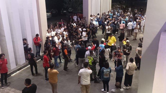 Massa pendukung dua paslon Wali Kota dan Wakil Wali Kota Bitung saat memberikan dukungan usai debat terakhir, Jumat (15/11/2024) malam.