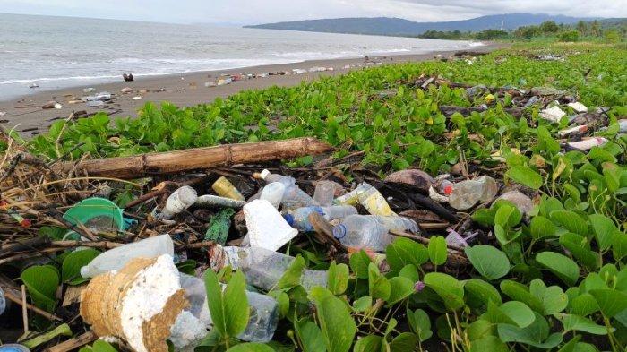 Sampah plastik di Pantai Bolaang, Kabupaten Bolmong, Sulawesi Utara (Sulut).