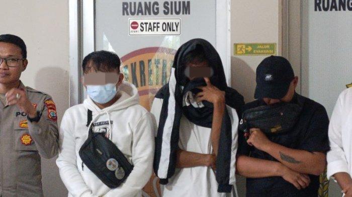 KASUS TPPO - Warga Sulawesi Utara dicegat saat hendak ke Kamboja dan diamankan di Polsek Bandara Samrat Manado, Senin (23/6/2025). Total ada tujuh orang yang berhasil digagalkan.
