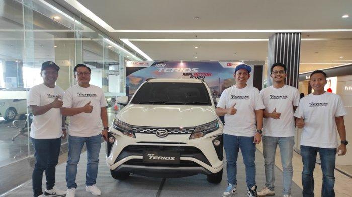 Jajaran Daihatsu Sales Operation Manado memperkenalkan New Daihatsu Terios di Mantos 3, Manado, Sulawesi Utara, Sabtu (1/7/2023).