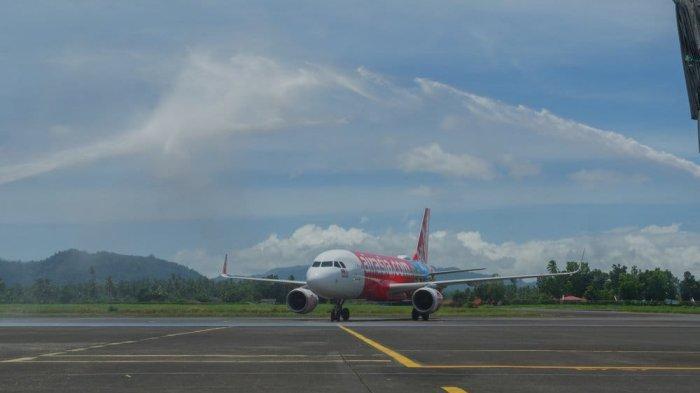 PESAWAT AIRASIA - Pesawat AirAsia di Bandara Internasional Sam Ratulangi Manado, Sulawesi Utara. AirAsia akan membuka rute baru Manado-Jakarta dan akan beroperasi setiap hari.
