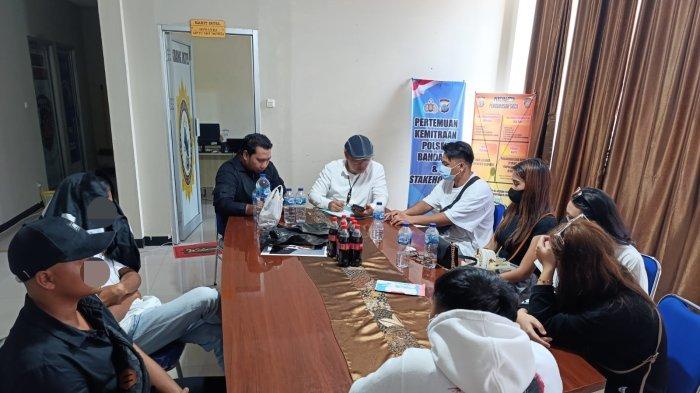 DICEGAT - Polisi mengamankan tujuh warga yang hendak ke Kamboja di Polsek Bandara Sam Ratulangi Manado, Sulawesi Utara, Senin (23/6/2025). Ketujuhnya berencana naik pesawat terlebih dahulu ke Jakarta.
