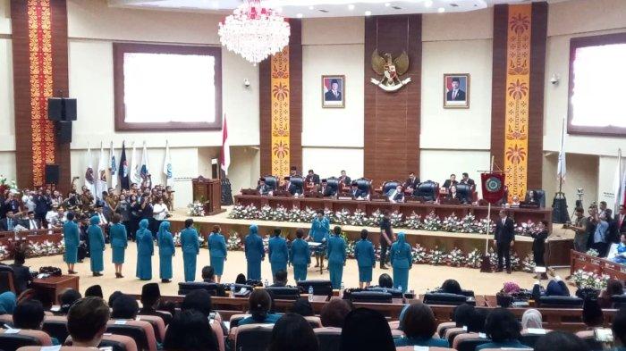 PENGUKUHAN - Aniek Wulandari saat mengukuhkan Ellen Sondakh dan istri kepala daerah lainnya sebagai Ketua Dekranasda, Ketua Tim Pembina Posyandu, dan Bunda PAUD kabupaten/kota di Ruang Paripurna DPRD Sulawesi Utara, Selasa (4/3/2025). Semuanya diharapkan bisa bersinergi.
