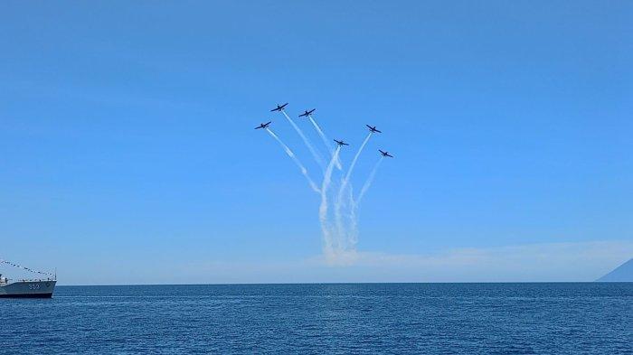 Foto atraksi pesawat tempur F 16 dan Bonanza meriahkan Hut ke 59 provinsi Sulut di Kawasan Pohon Kasih MegaMas Manado, Sabtu (23/9/2023).