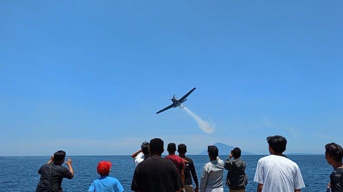 Foto atraksi pesawat tempur F 16 dan Bonanza meriahkan Hut ke 59 provinsi Sulut di Kawasan Pohon Kasih Megamas Manado, Sabtu (23/9/2023).