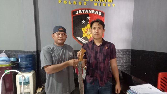 Katim Black Dragon Polres Minahasa Utara, Ipda Rizki Syaifudin Zuhri, memegang barang bukti adik bunuh kakak di Jaga 4 Desa Tatelu, Kecamatan Dimembe, Kabupaten Minut, Sulawesi Utara, Selasa (17/9/2024).