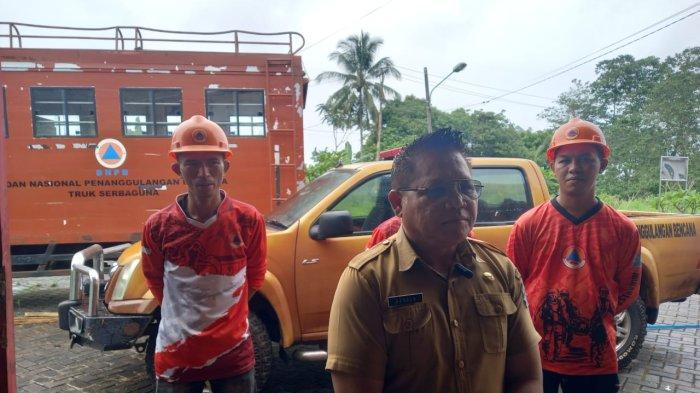 Kepala Bidang (Kabid) Penanganan Kedaruratan dan Logistik BPBD Minut, Gerald Dotulong bersama dua anggotanya.
