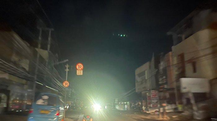 Ilustrasi. Jalanan Kecamatan Girian, Kota Bitung, Sulawesi Utara, Kamis (12/12/2024) dini hari yang gelap gulita karena listrik padam. Hanya ada penerangan dari kendaraan bermotor.