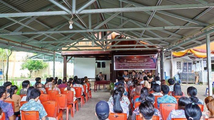 Bimtek Pemutakhiran Data Pemilih dan Penggunaan Aplikasi e-Coklit Pilkada Gubernur dan Wakil Gubernur serta Bupati dan Wakil Bupati di Kecamatan Pineleng, Minahasa, Sulawesi Utara, Minggu (23/6/2024).