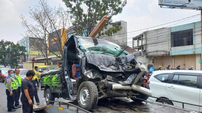 Gakkum Satlantas Polrestabes melakukan evakuasi pickup yang terlibat tabrakan beruntun di Jalan BKR, Kota Bandung, Sabtu (23/9/2023).
