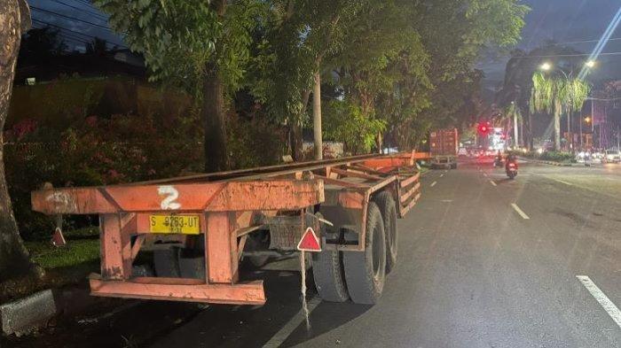 Parkir Sembarangan, Gandengan mobil konteiner dan treler parkir sembarangan di bahu jalan Sam Ratulangi Bitung. Pemandangan itu dapat kita jumpai mulai jam 18.30 Wita sampai jelang pagi