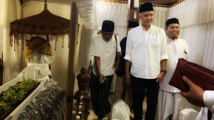 Gubernur Jawa Tengah, Ganjar Pranowo berziarah ke Makam Sunan Drajat di kawasan Drajat, Lamongan Jawa Timur.