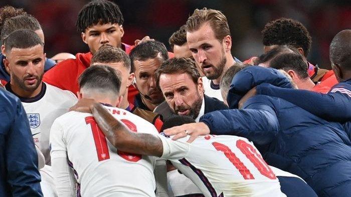 Gareth Southgate berbicara dengan pemainnya dalam duel semifinal Euro 2020 antara timnas Inggris vs Spanyol di Wembley,