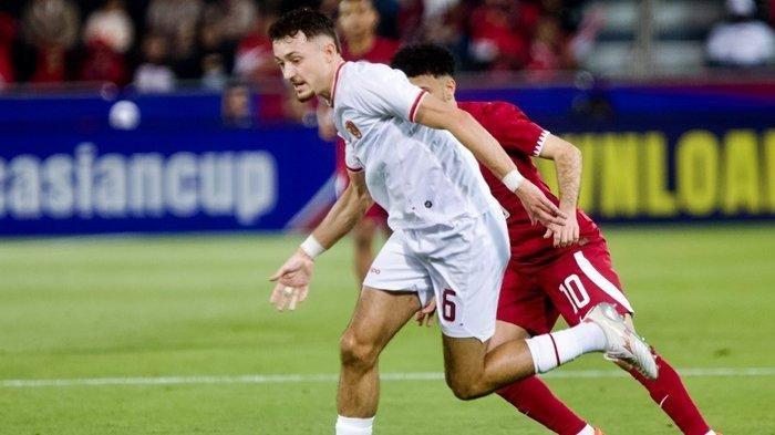 Gelandang Timnas Indonesia Ivar Jenner (putih) yang diusir wasit Nasrullo Kabirov di Piala Asia U23.