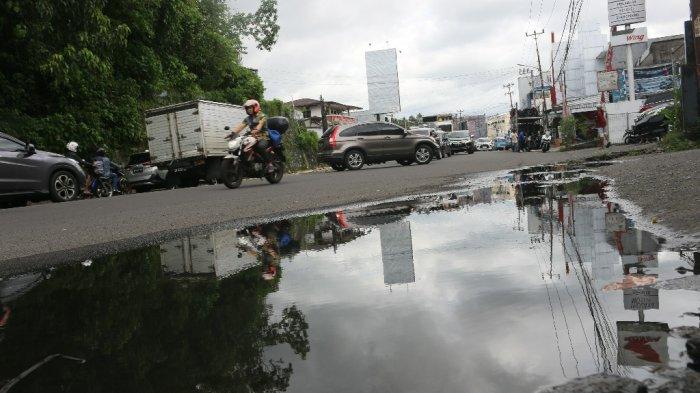 Genangan air di tepi jalan Yos Sudarso, Kelurahan Paal Dua, Kecamatan Paal Dua, Manado, Sulawesi Utara pada Kamis (4/4/2024) pukul 15.47 Wita.