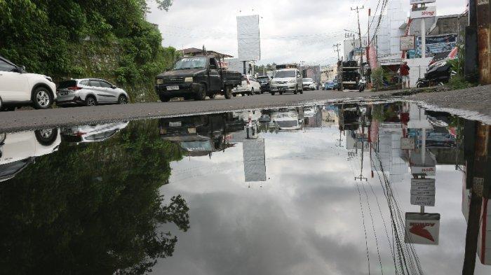 Genangan air di tepi jalan Yos Sudarso, Kelurahan Paal Dua, Kecamatan Paal Dua, Manado, Sulawesi Utara pada Kamis (4/4/2024) pukul 15.47 Wita.