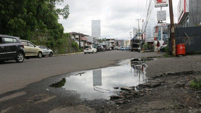 Genangan air di tepi jalan Yos Sudarso, Kelurahan Paal Dua, Kecamatan Paal Dua, Manado, Sulawesi Utara pada Kamis (4/4/2024) pukul 15.47 Wita.
