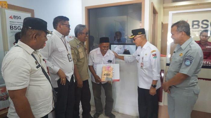 Penjabat Bupati Mitra Ronald Sorongan saat meresmikan gerai Samsat di Kecamatan Belang, Rabu 17 Juli 2024.