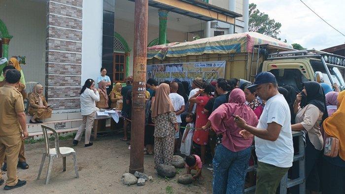 PANGAN MURAH - Gerakan Pangan Murah di Pasar Inobonto, Bolmong, Senin 14 Juli 2025. Masyarakat menyerbu Gerakan Pangan Murah sejak tadi pagi.