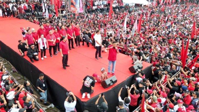 Calon Wali kota Bitung Geraldi Mantiri hadiir kampanye Akbar SK-DT di Lapangan Koni Sario Manado, Sabtu (23/11/2024).
