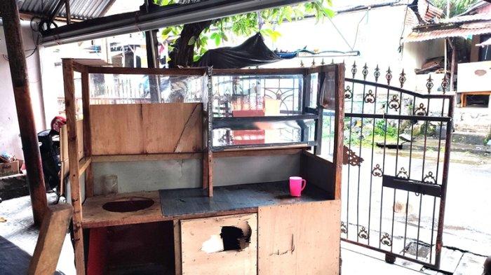 Gerobak bakso Didit rusak oleh para pemuda yang terlibat tawuran di Banjer, Manado, Sulawesi Utara.