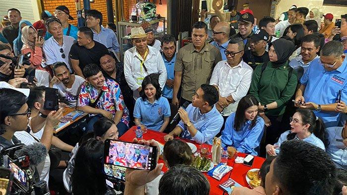 Gibran Minum Kopi di Jarod Manado Sulawesi Utara pagi ini Minggu 24 Desember 2023.