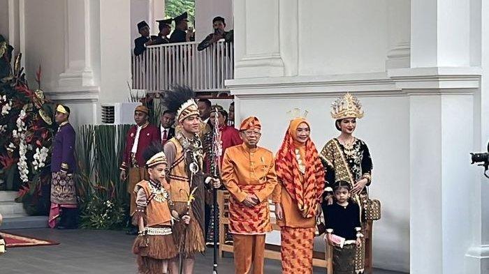 Wakil Presiden terpilih Gibran Rakabuming Raka bersama istri dan anak-anak mendampingi Wapres Maruf Amin saat upacara HUT ke-79 RI di Istana Merdeka, Jakarta, (17/8/2024). Gibran dan Jan Ethes mengenakan pakaian adat Papua, sedangkan istri Gibran, Selvi Ananda, bersama putri mereka, La Lembah Manah mengenakan pakaian adat Lampung.