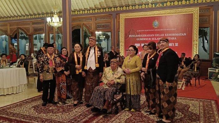 Gubernur Sulawesi Utara Olly Dondokambey bersama Ketua PKK Sulut Rita Maya Dondokambey Tamuntuan menerima gelar kehormatan dari Kesunanan Surakarta Hadiningrat, pada Senin (5/8/2024) malam.