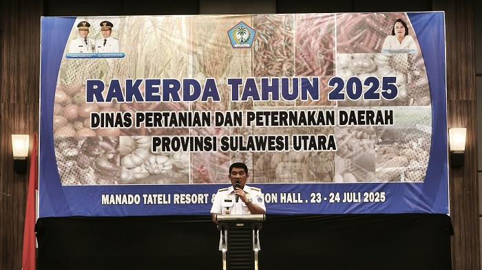 BERBAGI: Gubernur Sulawesi Utara (Sulut), Yulius Selvanus Komaling saat beri sambutan, Rapat Kerja Daerah Rakerda Tahun 2025 di Manado Tateli Resort. Pemprov melalui Dinas Pertanian dan Peternakan menggelar Rakerda) Tahun 2025 untuk memperkuat koordinasi, sinkronisasi, dan evaluasi data terkait luas tanam, luas panen, produktivitas, serta produksi padi dan jagung