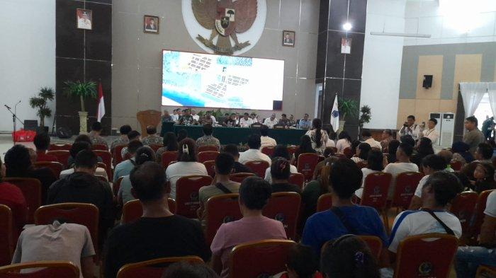 Gubernur Sulut Olly Dondokambey melakukan pertemuan bersama warga desa Laingpatehi dan Desa Pumpente yang bermukim di kaki gunung ruang, Tagulandang, Kabupaten Sitaro, Provinsi Sulawesi Utara (Sulut), di aula Mapalus, Kantor Gubernur Sulut, Rabu (15/5/2024) siang.