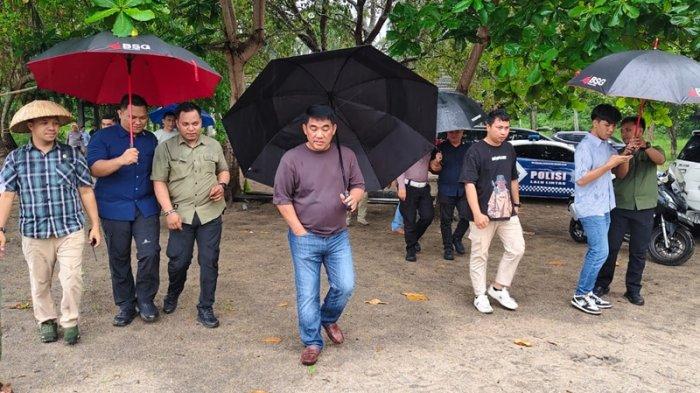 TELUSURI: Gubernur Sulawesi Utara (Sulut) Yulius Selvanus Komaling (YSK) melakukan peninjaun lokasi yang menjadi aset milik Pemerintah Provinsi Sulut, Rabu (2/4/2025).