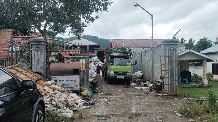 BAHAN BERBAHAYA - Gudang Plastik diduga menjadi tempat penimbunan bahan berbahaya di desa Kopandakan II Bolmong, Selasa (29/04/2025).