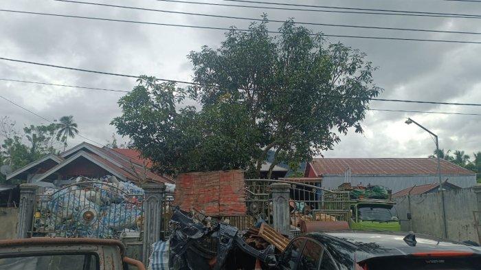 BAHAN BERBAHAYA - Gudang Plastik diduga menjadi tempat penimbunan bahan berbahaya di desa Kopandakan II Bolmong, Selasa (29/04/2025).