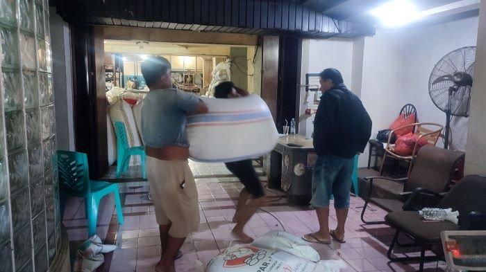 Petani cengkih sedang menjual cengkih di salah satu gudang di Manado, Rabu (17/7/2024).